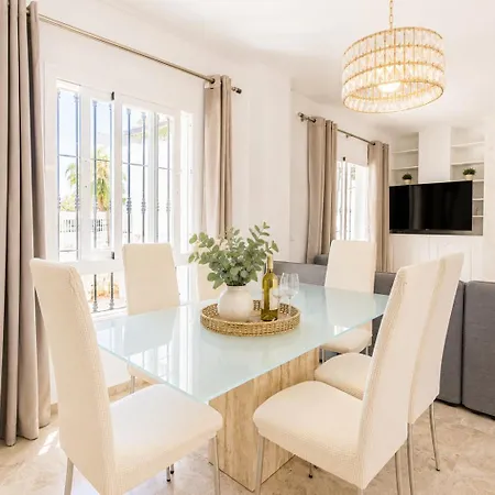 Luxury Penthouse Walk To Banus شقة ماربيا